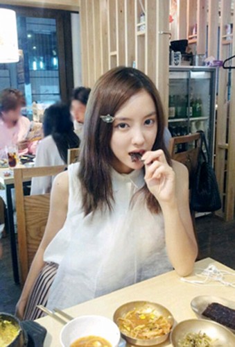 韓国女性アイドルグループ「T-ara」（ティアラ）のメンバー、ヒョミンがレストランで撮った写真を公開して話題だ。
