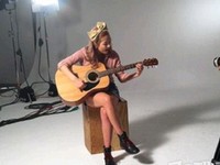Wonder Girlsイェウン、金髪にリボンがかわいいギター弾き語りショット公開 