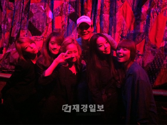 韓国のガールズグループ「Wonder Girls」（ワンダーガールズ）のTwitter（ツイッター）に「GOD」のメンバー、パク・ジュンヒョンと撮った写真が掲載され話題になった。写真＝Wonder GirlsのTwitterより