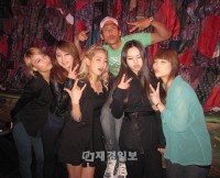 韓国のガールズグループ「Wonder Girls」（ワンダーガールズ）のTwitter（ツイッター）に「GOD」のメンバー、パク・ジュンヒョンと撮った写真が掲載され話題になった。写真＝Wonder GirlsのTwitterより