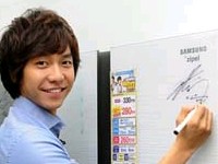 サムスン・Zipelの一日販売員として参加した韓国歌手イ・スンギがキムチ冷蔵庫を完売させ、モデルパワーを見せつけた。写真 =サムスン電子
