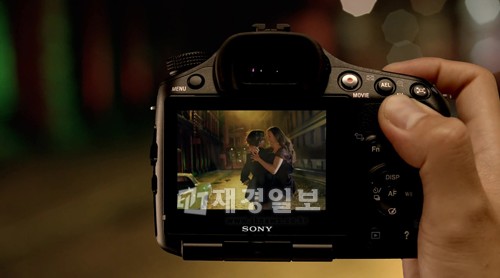 ソニ－コリア （www.sony.co.kr)は韓国俳優イ・ビョンホンをモデルに起用し、デジタルカメラの新しいパラダイムを提示する製品「DSLT アルファ65」の広告キャンペーンを開始した。