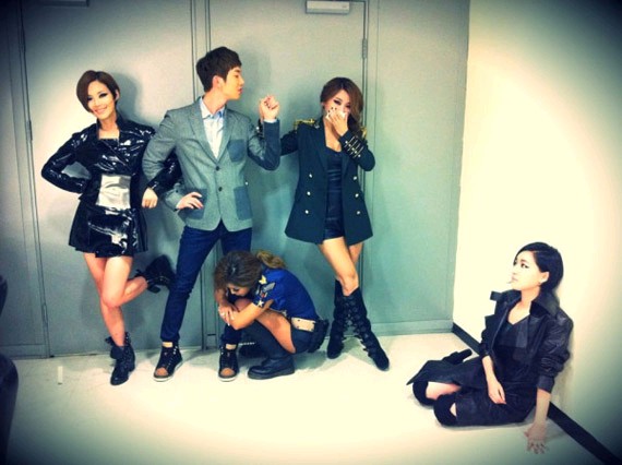 韓国男性アイドルグループ「2AM」のチョ・グォンが、女性4人組歌手グループ「Brown Eyed Girls」 (ブラウンアイドルガールズ)の新曲『Sixth sense』の1位獲得を祝った。