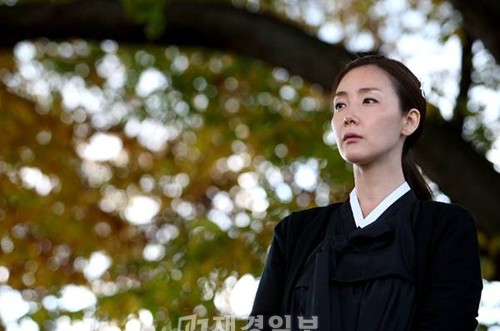 韓流スターの女優チェ・ジウが黒い喪服姿で韓国MBC TV水木ドラマ「負けてたまるか！」第17話を撮影する姿が公開された。