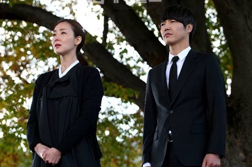 韓流スターの女優チェ・ジウが黒い喪服姿で韓国MBC TV水木ドラマ「負けてたまるか！」第17話を撮影する姿が公開された。