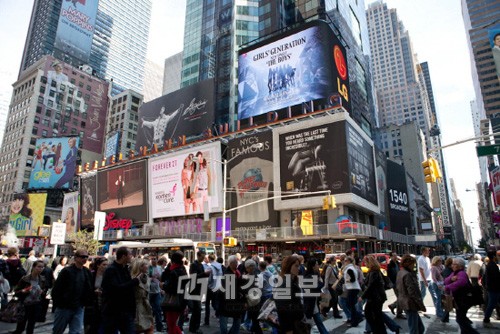 韓国人気ガールズグループ「少女時代」の新曲『The Boys』のティーザー映像が、米ニューヨークのタイムズスクエア広場の大型スクリーンを飾った！写真=SMエンターテイメント