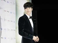 韓国の人気俳優ウォンビンが17日、韓国ソウル光化門の世宗文化会館で行われた「第48回大鐘賞映画祭」で圧倒的な投票数を得てトヨタ人気賞を受賞した。