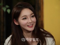 韓国の女性R&Bグループ「Davichi｣（ダビチ）のカン・ミンギョンが老け顔屈辱に悔しい心境を打ち明けた。写真＝Mnet「ワイド芸能ニュース｣