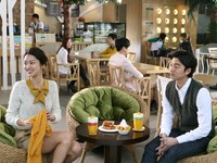 15日から韓国でオンエアされているマンゴージュースを基本としたデザートカフェ『マンゴシックス』のCMの撮影現場で収められた俳優コン・ユと女優チェ・ユファの“長身カップル”写真が公開された。