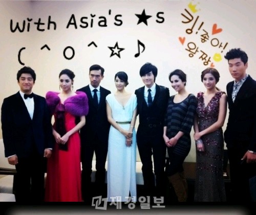韓国の人気女優キム・ソナが中国で『アジア10大スター賞』に選ばれ、トロフィーを持った写真を公開した。
