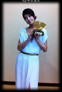 韓国の人気女優キム・ソナが中国で『アジア10大スター賞』に選ばれ、トロフィーを持った写真を公開した。