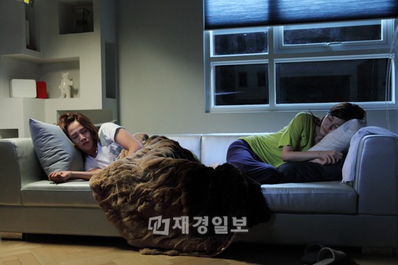韓国映画「君はペット」で、主演のキム・ハヌルとチャン・グンソクの2人が一緒に寝ているシーンが公開され、観客の好奇心を刺激して話題になっている。