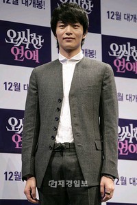 韓国映画『不気味な恋愛』の制作発表会が24日午前、ソウル狎鴎亭CGVで行われた。制作発表会には主演のソン・イェジン、イ・ミンギが参加した。