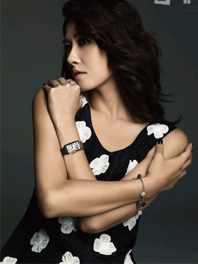 韓国女優キム・ソナが魅惑的な“秋の女神”に変身した。「 Emporio Armani（エンポリオ・アルマーニ）」の秋冬時計のグラビアで、エレガント＆神秘的な魅力をアピールし、話題となっている。