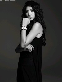 韓国女優キム・ソナが魅惑的な“秋の女神”に変身した。「 Emporio Armani（エンポリオ・アルマーニ）」の秋冬時計のグラビアで、エレガント＆神秘的な魅力をアピールし、話題となっている。