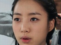 韓国ガールズグループ「T-ara」（ティアラ）のウンジョンが、jTBC 開局特集ドラマ『仁粹大妃（にんすいたいひ）』の撮影現場でチマチョゴリ姿を見せた。写真＝コアコンテンツメディア