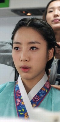 韓国ガールズグループ「T-ara」（ティアラ）のウンジョンが、jTBC 開局特集ドラマ『仁粹大妃（にんすいたいひ）』の撮影現場でチマチョゴリ姿を見せた。写真＝コアコンテンツメディア