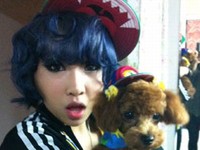 韓国女性アイドルグループ「2NE1」（トゥエニイワン）のメンバー、コン・ミンジが、愛犬とのおそろい帽子ファッションを披露した。写真=コン・ミンジのツイッター