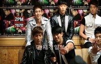 韓国の野獣系アイドル「2PM」（ツーピーエム）のメンバーたちが台湾女性ファンの挑発的なMiss Aダンスに驚く姿が話題になっている。