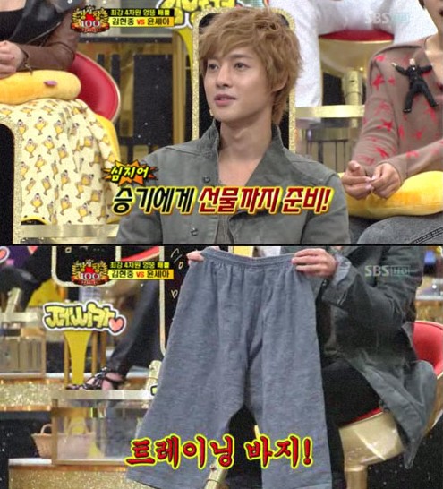韓国の人気歌手キム・ヒョンジュンが、グレーの同じズボンを30着購入したという驚愕の事実を語った。