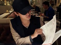 韓国の人気男性グループ「JYJ」のキム・ジュンスが、一人で食事する姿を公開した。写真＝キム・ジュンスのツイッターより
