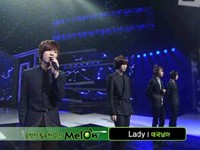 韓国5人組男性アイドルグループ「大国男児」(だいこくだんじ)は、10月30日に韓国SBS TVの生放送番組「人気歌謡」で1年ぶりのカムバックステージを行い、抜群の歌唱力を披露した。