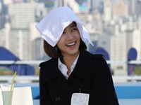 韓国の人気女優パク・ミニョンが暑い太陽の下でタオルで顔をすっぽり覆い、陽射しを避ける姿が公開されて話題となっている。