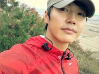 韓国の人気俳優ユン・サンヒョンが登山する姿を公開し、ファンに近況を報告した。