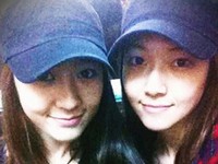 3日、韓国ガールズグループ「f(x)」（エフエックス）のクリスタルが、自身のme2dayに「お姉ちゃんとお揃いの帽子をかぶって久しぶりに一緒に出勤」とコメントしながら、1枚の写真を掲載した。
