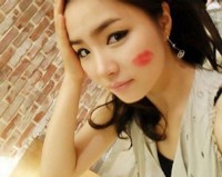 韓国でオンラインコミュニティの掲示板に「シン・セギョンの頬に誰がキスを？」というコメントと共に写真が投稿された。写真＝オンラインコミュニティ