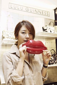 5日、韓国の人気女優ユン・ウネが、Lデパート本店“ルルギネス”を訪れた姿が捉えられた。