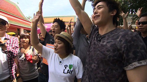 K-POPカバーダンスが盛んなタイに飛んだ、人気男性グループ「2PM」（ツーピーエム）がゲリラコンサートに挑戦する。