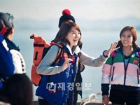 韓国ガールズグループ「KARA」(カラ)のカン・ジヨンがステージでの華麗な姿を脱ぎ捨て、純朴な漁村少女へ変身した。