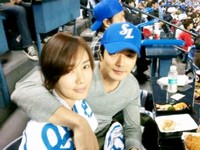 韓国の人気俳優クォン・サンウとソン・テヨン夫婦が野球場デートを楽しんでいる写真が話題になった。