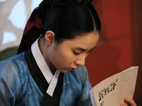 韓国SBSドラマ『根深い木』で失語症になった女官を演じているシン・セギョンに関心が集まっている。ドラマの中で彼女は、幼い頃のショックで言葉を失くしたが、記憶力は誰よりも秀でている女官ソイ役を演じている。撮影現場で熱心に台本を読む彼女の姿が捉えられた。