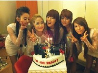 Wonder Girls（ワンダーガールズ）のユビンは11日、自身のツイッターに「ありがとう！2集アルバムカムバックのお祝いケーキ」というコメント共に写真を掲載した。写真＝ユビンのツイッターより