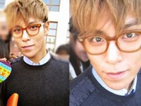 韓国男性人気グループ「BIGBANG」（ビッグバン）のT.O.Pが大学の学食で食事している写真が、ネットユーザーの間で話題になっている。写真=オンラインコミュニティー