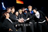 "帝国の子どもたち"として知られる韓国の9人組の男性アイドルグループ「ZE:A」（ゼア）が日本で1万人を動員した単独コンサートを行った。
