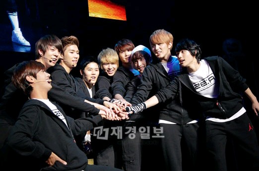 "帝国の子どもたち"として知られる韓国の9人組の男性アイドルグループ「ZE:A」（ゼア）が日本で1万人を動員した単独コンサートを行った。
