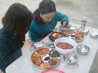 韓国SBS 水木ドラマ「根深い木」に宮女ソイ役で出演中の韓国の女優シン・セギョンが驚きの食事風景を公開して話題となった。写真=シン・セギョンのme2day