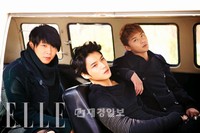 ファッションマガジン『ELLE（エル）』は18日、12月号に掲載される予定の男性アイドルグループ「JYJ」(キム・ジェジュン、パク・ユチョン、キム・ジュンス)のグラビア撮影現場での写真を公開した。
