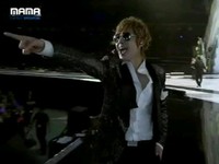 11月29日、キム・ヒョンジュンが『2011 MAMA』で男性歌手賞を受賞した。
