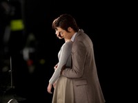 童話に登場する少女のように美しい女性歌手IU（アイユー）と俳優イ・ヒョヌのバックハグのスチール写真が公開と共に関心を集めている。写真=IU公式ホームページ