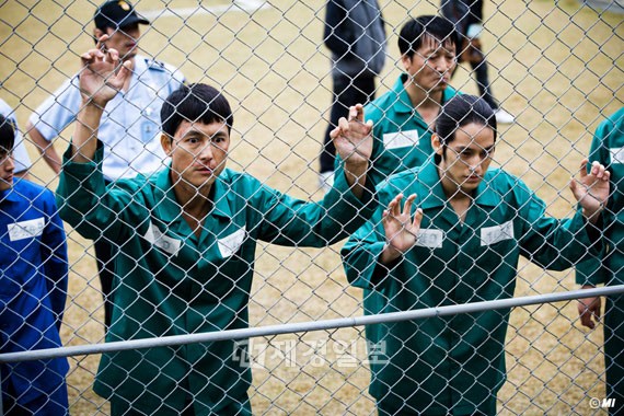 韓国のJTBC開局特集ドラマ『パダムパダム・・・彼と彼女の心拍音』で服役囚に扮したチョン・ウソンとキム・ボムの姿が公開された。