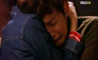 1日に放送された韓国MBCの水木ドラマ『私も花』で、ボンソン（イ・ジア演）はVIP客と言い合いになり、ファヨン（ハン・ゴウン演）と対立するシーンが描かれた。写真＝MBC放送のキャプチャ