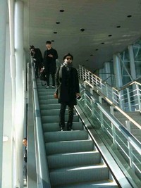 6日、韓国俳優コン・ユのファンコミュニティー“YOO＆I”掲示板に、日本3大都市ツアーファンミーティングのために仁川空港に現れたコン・ユの写真が掲載された。