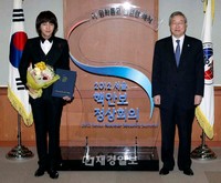 来年3月26、27日にソウルで開かれる『2012ソウル核安全保障サミット』の広報大使に選ばれた韓流スターのチャン・グンソクが7日、韓国外交通商省で同大使の委嘱を受けた。