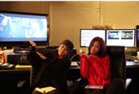 T-ARAのリーダーがヒョミンからソヨンに変わり、『Lovey-Dovey』ミュージックビデオの編集室で任務引き継ぎを行った。写真＝コアコンテンツメディア