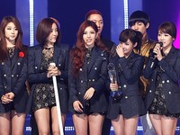 人気ガールズグループ「T-ARA」（ティアラ）が、8日に韓国で生放送されたMnet『Mカウントダウン』で“Cry Cry”を歌い、2週連続1位に輝いた。写真＝Mnet