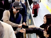 日本3都市ツアーファンミーティングを敢行した韓国俳優コン・ユは、9日に2次公演を終え、10日に3次公演の地である東京に着き、出迎えに来たファンらの熱烈な歓迎を受けた。
